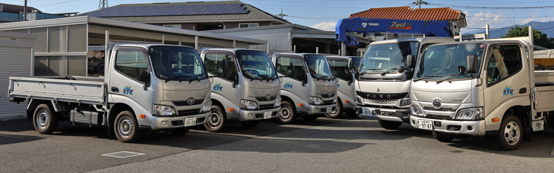 甲府機材トラックが並んでいる様子