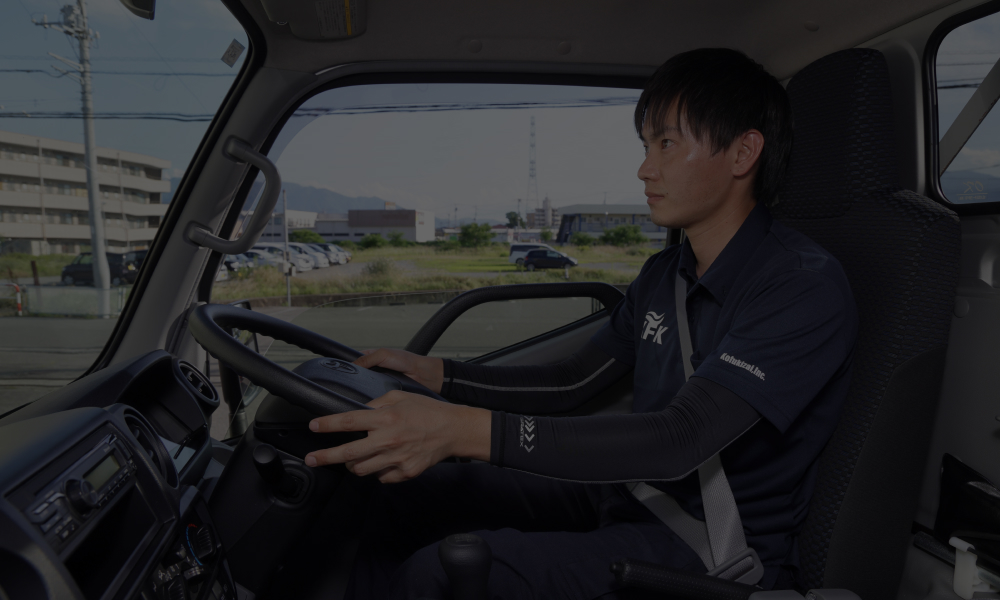 トラックを運転している様子